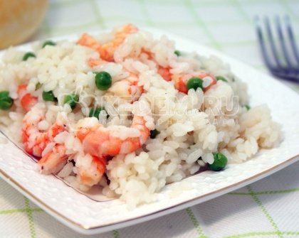 Креветки с рисом и зеленым горошком