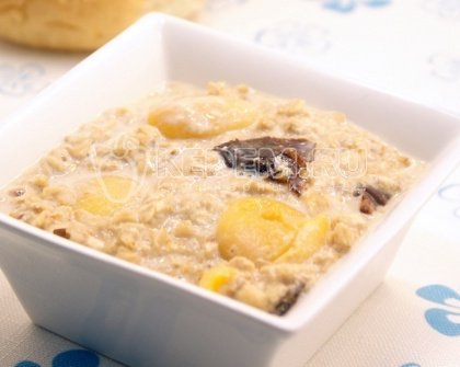 Овсяная каша с курагой и черносливом
